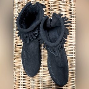Minnetonka moccasins black size 7.5 women’s